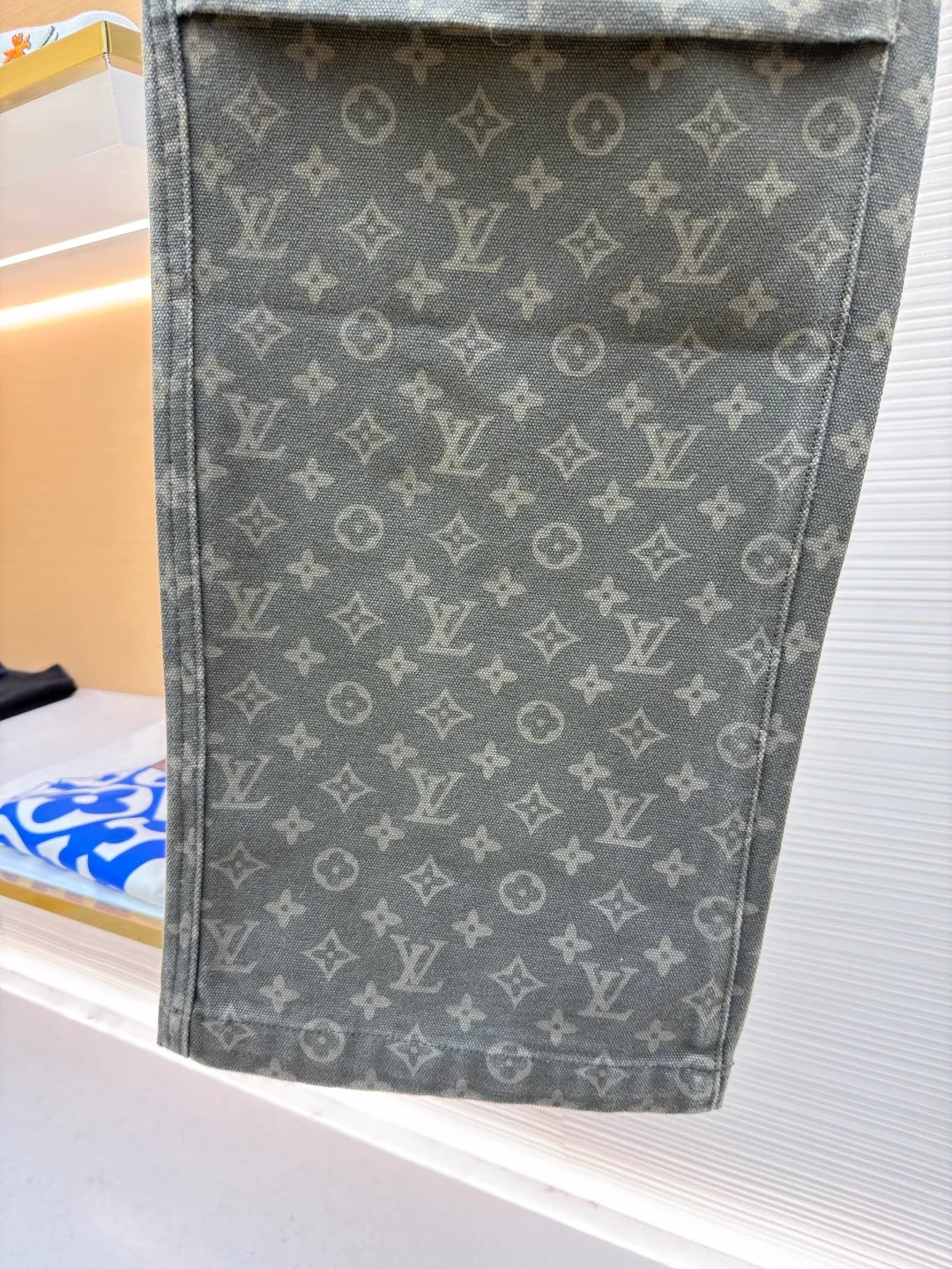 LOUIS VUITTON full-print jacquard pocket trousers and jeans ●Original version: Purchased and developed for 15900 ●Item number: 1682470-B45 ●Material: denim fabric ●Technology: jacquard production ●Color: vintage green ●Version: fitted version ●Weight: about 925 grams ●Size: 28-30-32-34-36 ●Description: These Louis Vuitton all-over printed presbyopia overalls are made of heavy twill denim. The fabric has been stone washed and distressed to create a soft and skeletal texture, while giving the pants a retro distressed tone. The body of the trousers adopts the all-over printing process of the brand's classic presbyopic pattern. The printing is processed by digital direct printing and high-temperature color fixation. The color reproduction is high and is not easy to fade and crack. The workwear-style large pockets are made with three-dimensional tailoring technology. The bag mouth is reinforced with double-needle stitching, which combines practicality and design. The waistband adopts a classic button-zipper opening and closing design, with adjustable trousers details. The trousers are straight-cut and have raw edges. The overall fabric processing and structural sewing follow the brand's high-end clothing technology. Every seam is precisely positioned to make the trousers crisp and durable, perfectly integrating classic presbyopic elements and workwear style. The overall wiring is straight and delicate, the fabric is comfortable and soft, and the color is consistent without color difference. It can be matched with the same style to create a fashionable look and control various occasions. Customized accessories, complete with three standards, same style for men and women!